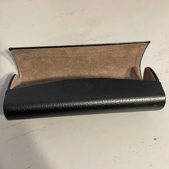 Burberry sunglasses case - Picture 2 of 3